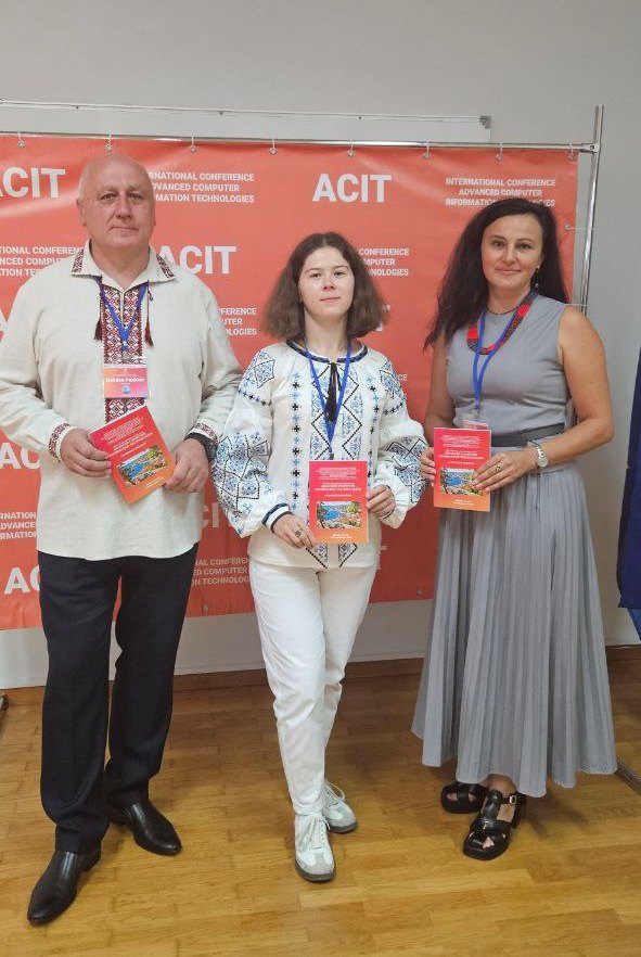 Богдан Пушкар, Анна Пушкар, Ярослава Топорівська під час ACIT'2025.jpg